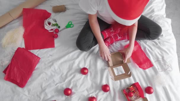 Kobiece Ręce Pakują Pudełko Prezentami Przygotowują Niespodziankę Święta Dziewczyna Robi — Wideo stockowe