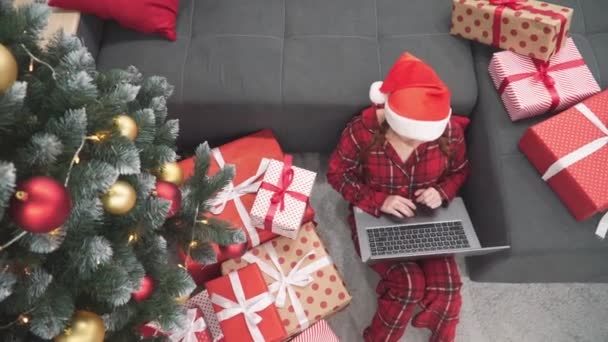 Γυναίκα Κόκκινο Στον Καναπέ Στο Σπίτι Φορητό Υπολογιστή Χριστουγεννιάτικο Δέντρο — Αρχείο Βίντεο