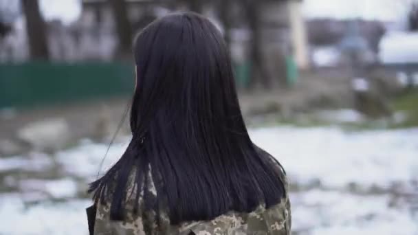 Brünette Mädchen Militärischer Tarnuniform Der Schlaue Blick Eines Mädchens Brünettes — Stockvideo