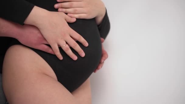 Koca Göbekli Mutlu Hamile Kadın Evde Dinleniyor Kocası Bebek Bekleyen — Stok video