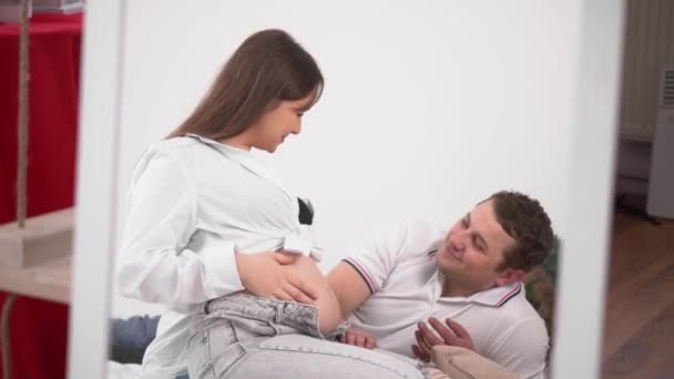 Ευτυχισμένη Έγκυος Γυναίκα Μεγάλη Κοιλιά Που Ξεκουράζεται Στο Σπίτι Έγκυος — Αρχείο Βίντεο