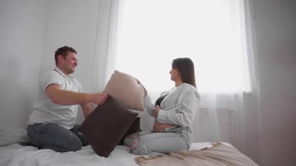 Glückliche Schwangere Mit Dickem Bauch Die Hause Ruht Schwangere Junge — Stockvideo
