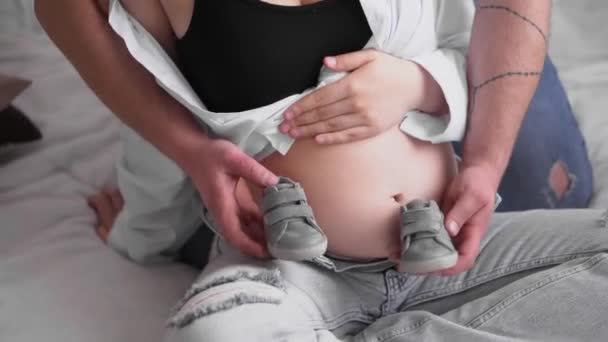 Счастливая Беременная Женщина Большим Животом Отдыхает Дома Беременная Молодая Женщина — стоковое видео