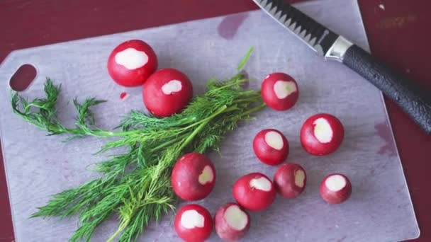 Zbliżenie Zdrowego Lunchu Rzodkiewkami Pomidorami Sałatą Aromatycznymi Ziołami Oliwkami Gotowanie — Wideo stockowe