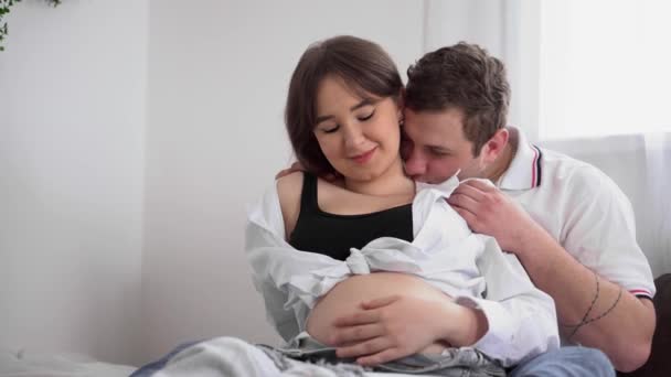 Koca Göbekli Mutlu Hamile Kadın Evde Dinleniyor Kocası Bebek Bekleyen — Stok video