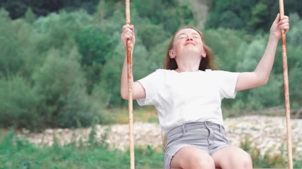 Szeret Álmodni Pihenni Hintázni Erdőben Emlékezni Gyerekkorára Egy Ellazul Jól — Stock videók
