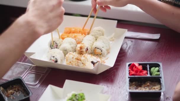 Familj Japansk Middag Med Sushi Leverans Gemensamma Möten Med Vänner — Stockvideo