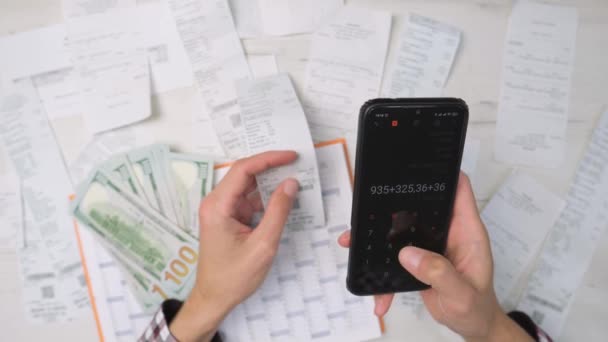 Person Beräknar Räkningar Och Kvitton Med Hjälp Smartphone Miniräknare Man — Stockvideo