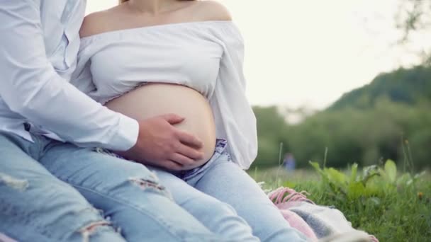 Ciężarna Dziewczyna Jej Chłopak Ściskają Jej Brzuch Ciąża Szczęście Młoda — Wideo stockowe