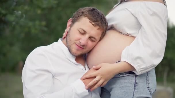 Chica Embarazada Novio Están Abrazando Barriga Embarazo Felicidad Familia Joven — Vídeos de Stock