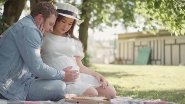 Schwangere Und Ihr Freund Umarmen Ihren Bauch Schwangerschaft Und Glück — Stockvideo
