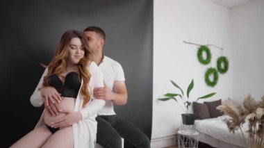 Hamilelik boyunca aşk ve sıcak ilişkiler. Aile, bir çocuğun doğmasını bekliyor. Kocasıyla birlikte genç hamile bir kadın. Bir eşe ve doğmamış bir bebeğe bakmak. Mutlu bir ilişki.