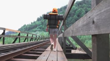 Kadın turist sırt çantasıyla seyahat ediyor. Valizli kız tren istasyonunda tren bekliyor. Demiryolu köprüsünde sarı elbiseli bir kamerayla gezen. Aktif boş zaman kavramı