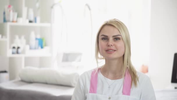 Hårdvaruprocedur Kosmetologi Kosmetolog Slätar Rynkor Med Mikroström Peeling Fonoforesis Massage — Stockvideo