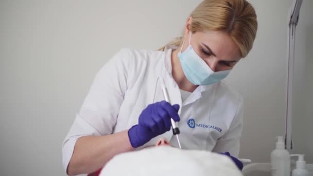 Procedimiento Hardware Cosmetología Cosmetólogo Suaviza Las Arrugas Con Microcorriente Peeling — Vídeos de Stock