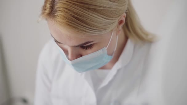 Hardware Procedure Kosmetologie Cosmetoloog Gladstrijkt Rimpels Met Microstroom Peeling Fonoforie — Stockvideo