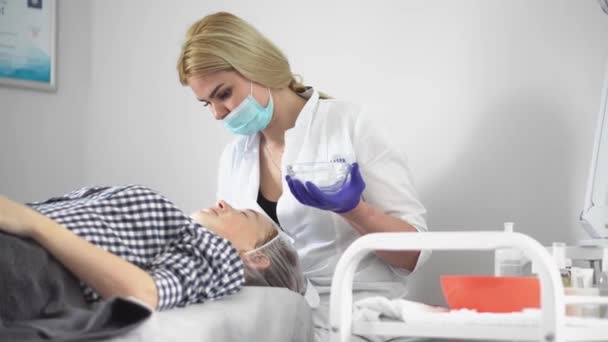 Prosedur Perangkat Keras Dalam Kosmetologi Kosmetolog Memperhalus Keriput Dengan Arus — Stok Video