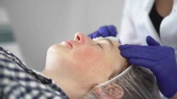 Procedimiento Hardware Cosmetología Cosmetólogo Suaviza Las Arrugas Con Microcorriente Peeling — Vídeo de stock