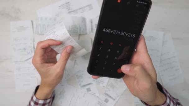 Člověk Vypočítá Účty Elektřinu Stvrzenky Pomocí Kalkulačky Smartphone Člověk Počítá — Stock video
