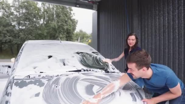 Κορίτσι Και Αγόρι Καθαρίστε Αυτοκίνητο Αφρό Και Νερό Υπό Πίεση — Αρχείο Βίντεο