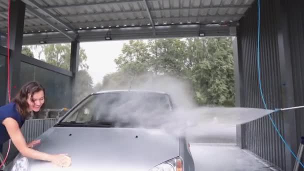 Dziewczyna Chłopiec Czyszczą Samochód Pianką Wodą Pod Ciśnieniem Wycierają Szmatami — Wideo stockowe