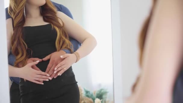 Liebe Und Warme Beziehungen Während Der Schwangerschaft Die Familie Wartet — Stockvideo