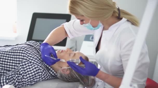 Hardware Procedure Kosmetologie Cosmetoloog Gladstrijkt Rimpels Met Microstroom Peeling Fonoforie — Stockvideo