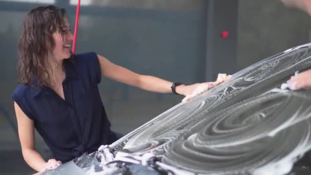 Dziewczyna Chłopiec Czyszczą Samochód Pianką Wodą Pod Ciśnieniem Wycierają Szmatami — Wideo stockowe