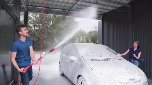 Dívka Chlapec Vyčistit Auto Pěnou Vodou Pod Tlakem Otřít Hadry — Stock video