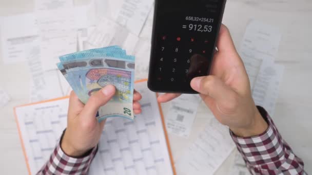 Bir Kişi Akıllı Telefon Hesap Makinesi Kullanarak Faturaları Faturaları Hesaplar — Stok video
