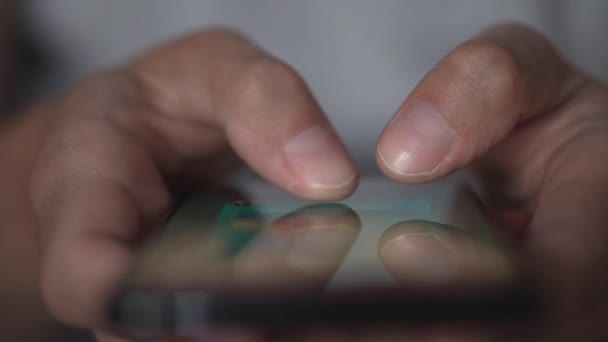 Mladý Muž Používá Smartphone Aby Napsal Poslal Zprávu Zblízka Nech — Stock video