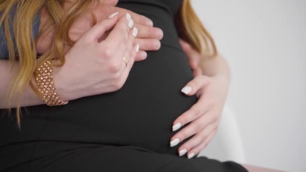 Αγάπη Και Ζεστές Σχέσεις Κατά Διάρκεια Της Εγκυμοσύνης Οικογένεια Περιμένει — Αρχείο Βίντεο