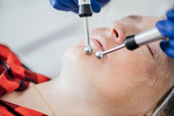 Hårdvaruprocedur Kosmetologi Peeling Fonoforesis Massage Och Ansiktslyftning Skönhetsklinik Kosmetolog Slätar — Stockfoto