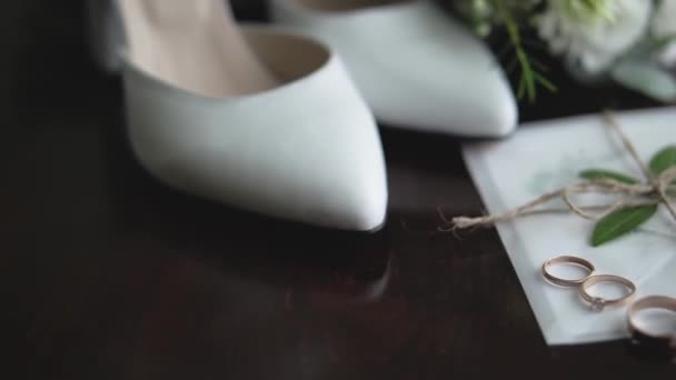 Біле Взуття Весільним Букетом Золоті Обручки Нареченого Нареченого Біле Весілля — стокове відео