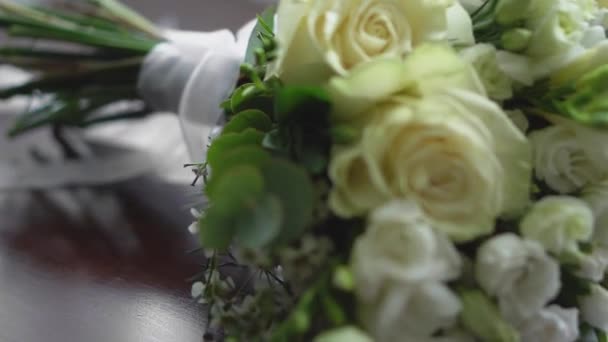 有婚纱的白色婚鞋 新郎新娘的金婚戒指 白人婚礼 — 图库视频影像