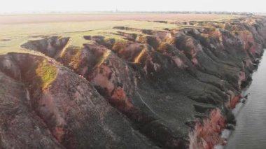 Karadeniz yakınlarındaki bir kanyonda sarımsı ve kırmızı kayalar. Sarı ve kırmızı kayalar