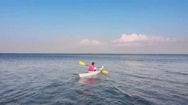 Ağır çekimde kano kullanmak. Güzel bir manzarada kano süren bir adam. Kayakçılar kanoya biner. Yazın su sporları.