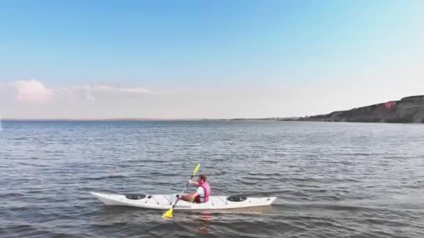 Canoagem Câmara Lenta Homem Caiaques Uma Bela Paisagem Kayakers Vão — Vídeo de Stock