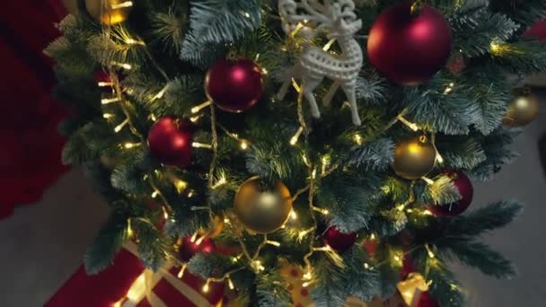 Versierde Kerstboom Met Lampjes Ballen Cadeautjes Nieuwjaarsvakantie Sfeer Winter Sprookje — Stockvideo