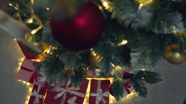 Árbol Navidad Decorado Con Luces Bolas Regalos Ambiente Navideño Año — Vídeos de Stock