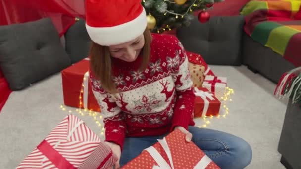 Una Mujer Joven Cerca Del Árbol Navidad Cajas Regalo Chica — Vídeo de stock