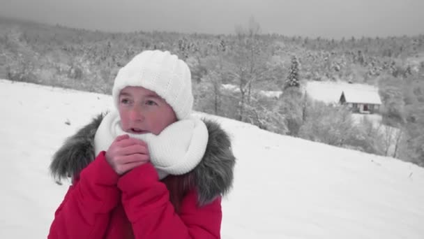 Świąteczne Zakupy Spacer Zimowym Zaśnieżonym Lesie Czerwonym Płaszczu Kobieta Czerwonym — Wideo stockowe