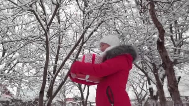 Noel Alışverişi Kışın Kırmızı Pelerinli Karlı Ormanda Yürüyüş Karda Kırmızı — Stok video