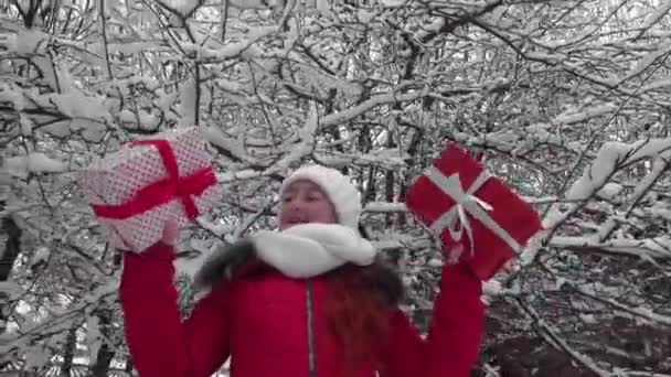 Різдвяні Магазини Прогулянки Зимовому Сніговому Лісі Червоному Плащі Жінка Подарунком — стокове відео
