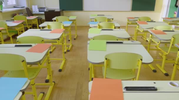 School Empty Classroom White Green Blackboard Educational Yellow Desks Chairs — Vídeo de stock