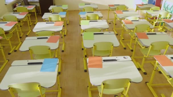 Der Schule Leeres Klassenzimmer Mit Weißer Und Grüner Tafel Gelben — Stockvideo
