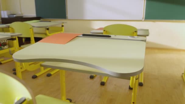 School Empty Classroom White Green Blackboard Educational Yellow Desks Chairs — Vídeo de stock