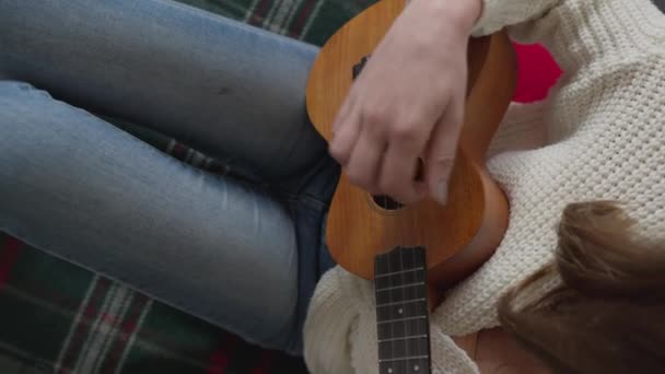 Ukulele Kobiecych Rękach Kobieta Uczy Się Grać Ukulele Domu Siedząc — Wideo stockowe