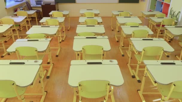 Školní Prázdná Učebna Bílou Zelenou Tabulí Výukové Žluté Stoly Židle — Stock video