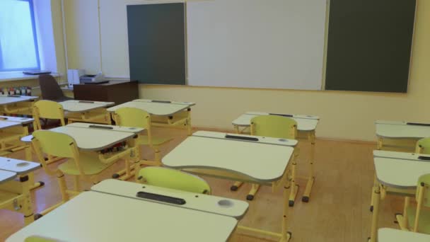 School Empty Classroom White Green Blackboard Educational Yellow Desks Chairs — Stock Video